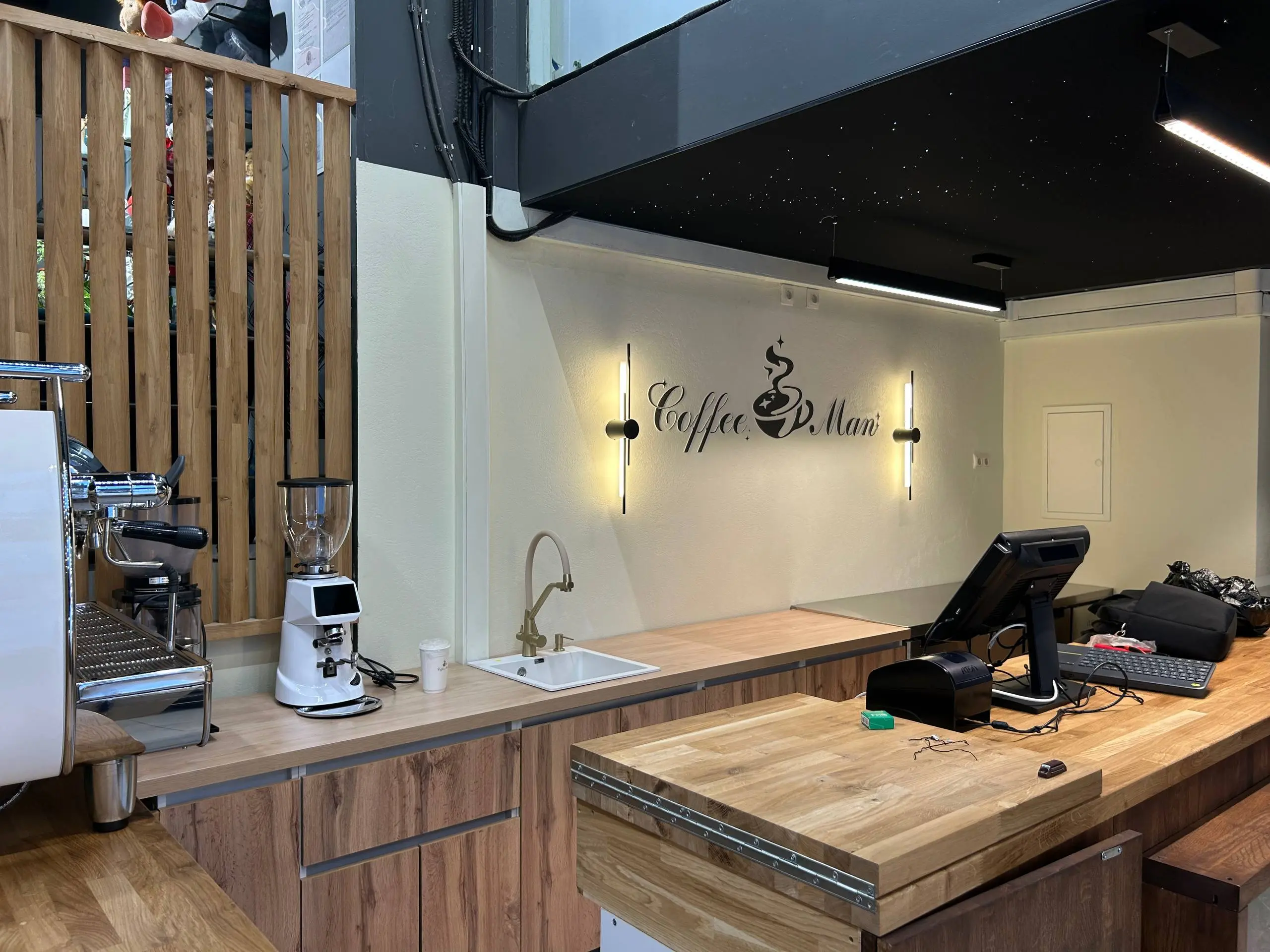 CoffeMan(открытие, на я.картах пока что нету)
Адрес: Мичуринский проспект 3(график работы с 7 до 22)
Юр | Сетка — социальная сеть от hh.ru