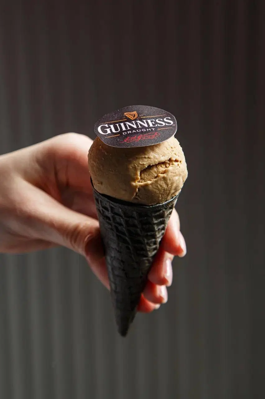 Пивное мороженое с Guinness появилось в московском гастропабе. Это десерт в темном вафельном рожке с молочным шоколадом, вперемешку с пивом. Стоит алкогольная мороженка 300 рублей.
Это нам 🍨 | Сетка — социальная сеть от hh.ru