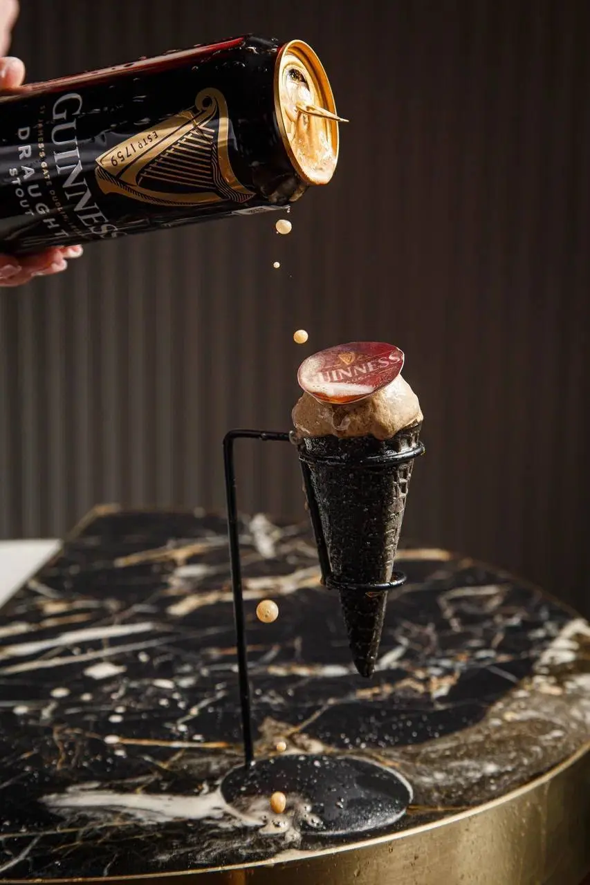 Пивное мороженое с Guinness появилось в московском гастропабе. Это десерт в темном вафельном рожке с молочным шоколадом, вперемешку с пивом. Стоит алкогольная мороженка 300 рублей.
Это нам 🍨 | Сетка — социальная сеть от hh.ru