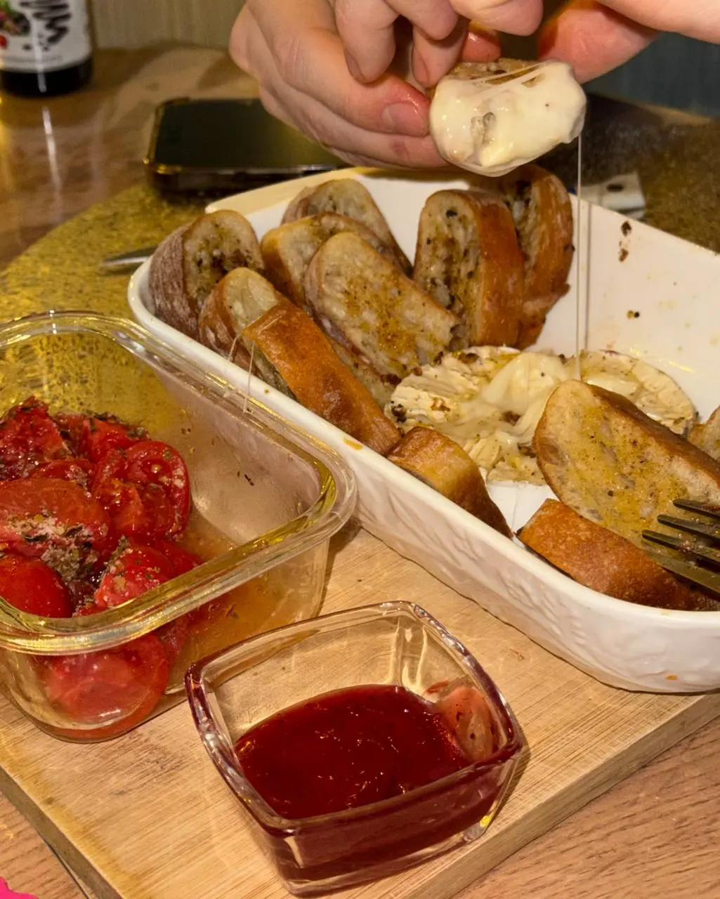 Вчера как-то не успела выложить фотографии, но сегодня исправляюсь 😅
Хочу начать с очень вкусной закуски, которую делать буквально 5 минут)
Багет с запеченным сыром камамбер, томатами и брусничным соу... | Сетка — социальная сеть от hh.ru