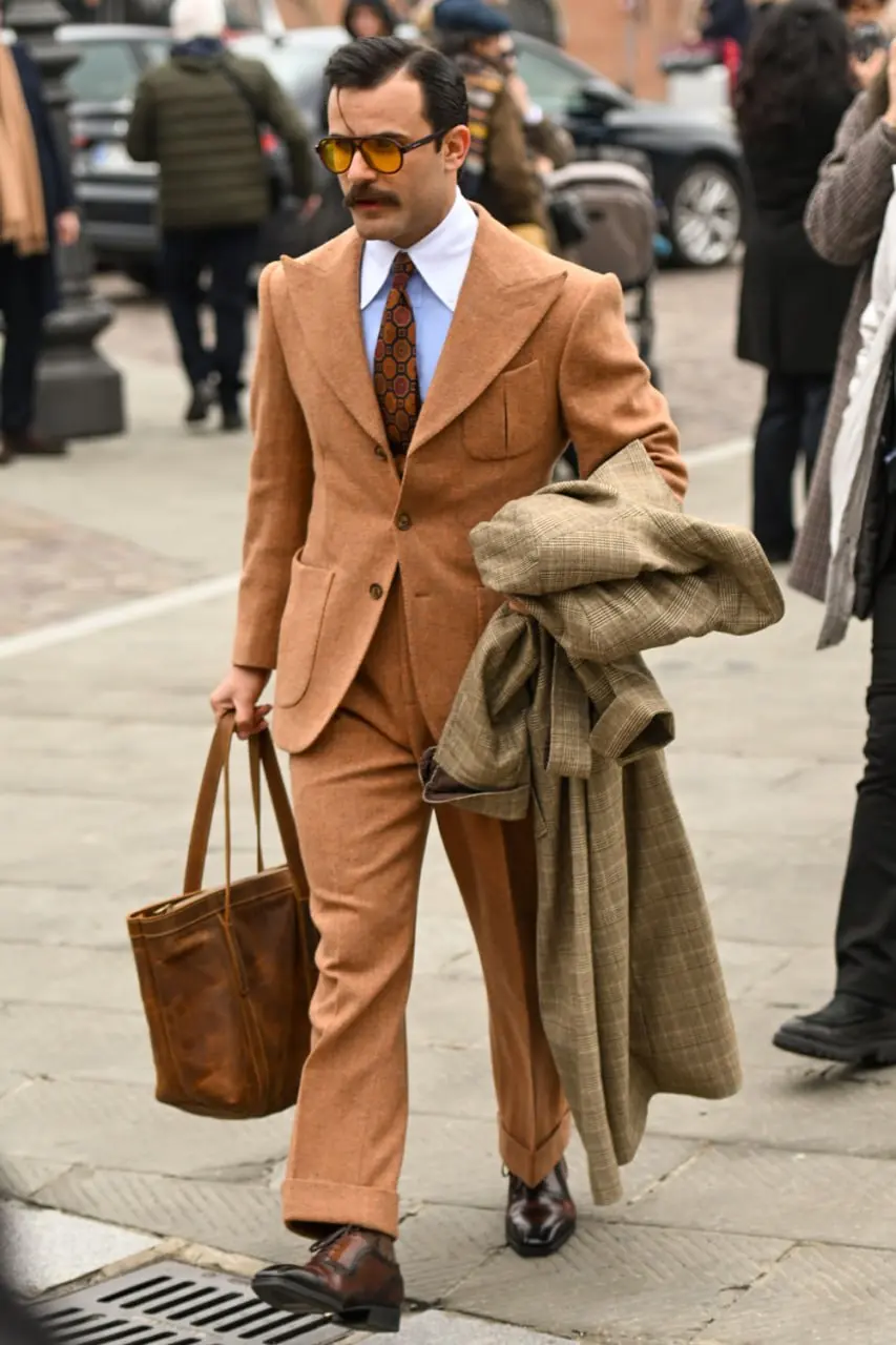 Pitti Uomo 109.
Что это - это самое смотрибельное мировое событие в контексте мужского стиля. И самое значимое. Проводится дважды в год. Зимнее уже прошло | Сетка — социальная сеть от hh.ru