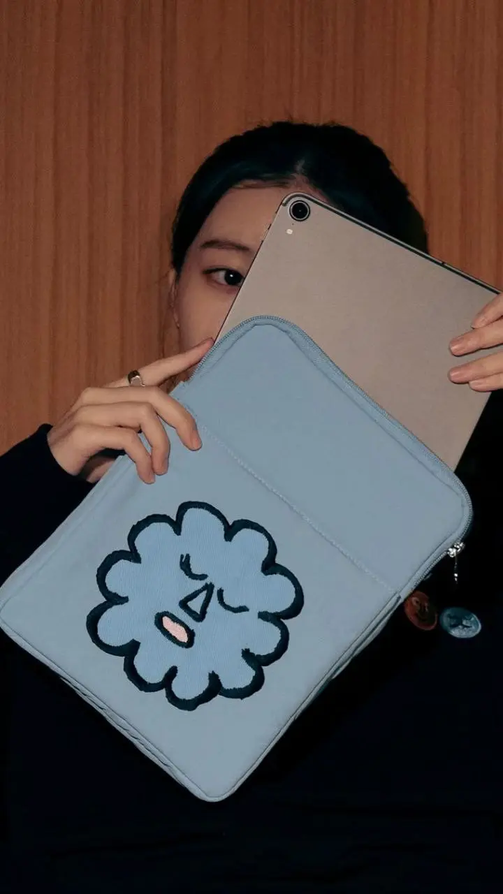 Креативный директор Jae Huh и художник Jean Jullien познакомились в 2006 году на обучении в Central Saint Martins и быстро стали друзьями и партнёрами в творческих проектах | Сетка — социальная сеть от hh.ru