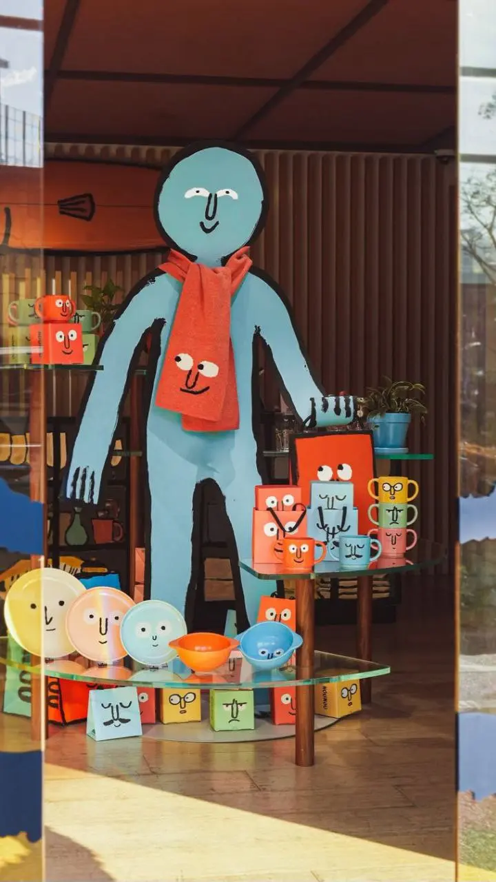 Креативный директор Jae Huh и художник Jean Jullien познакомились в 2006 году на обучении в Central Saint Martins и быстро стали друзьями и партнёрами в творческих проектах | Сетка — социальная сеть от hh.ru