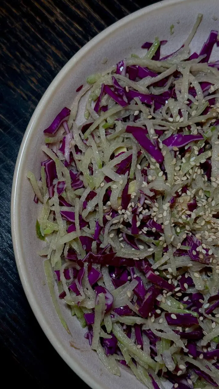 САЛАТ ИЗ РЕДЬКИ
▪️редька зелёная
▪️капуста красная
Заправка
▪️уксус яблочный
▪️лимонный сок
▪️тахини (кунжутная паста)
▪️имбирь
▪️соль
Редьку натереть | Сетка — социальная сеть от hh.ru