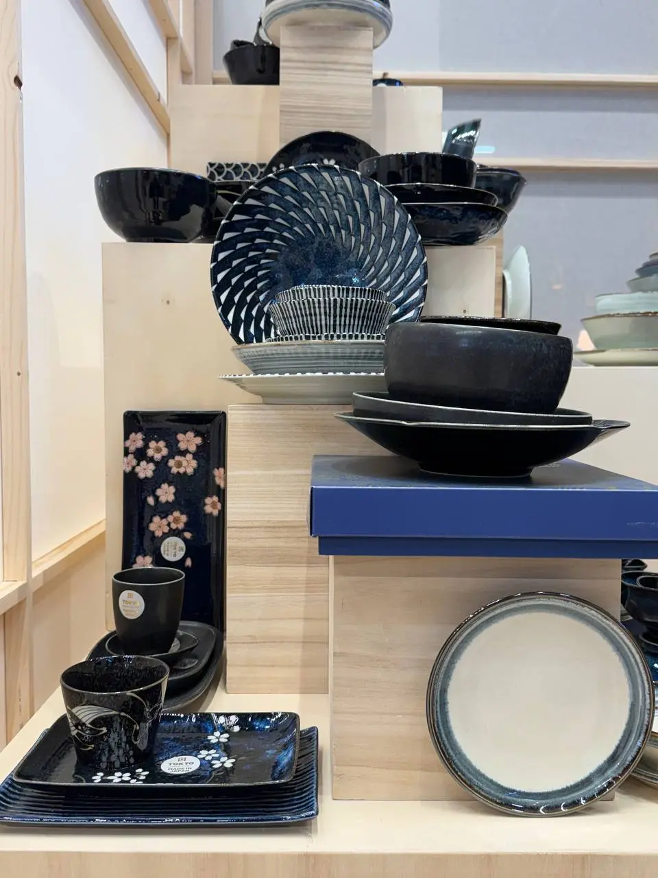 Tokyo Design на Maison&Objet🍽️🇯🇵🇫🇷
Японский фарфор — вне времени. Меняются формы и сюжеты, но ДНК Tokyo Design остаётся неизменным.
Чистый белый фарфор, глубокий синий, кобальт | Сетка — социальная сеть от hh.ru