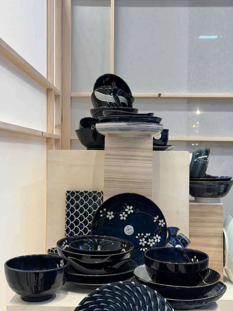 Tokyo Design на Maison&Objet🍽️🇯🇵🇫🇷
Японский фарфор — вне времени. Меняются формы и сюжеты, но ДНК Tokyo Design остаётся неизменным.
Чистый белый фарфор, глубокий синий, кобальт | Сетка — социальная сеть от hh.ru
