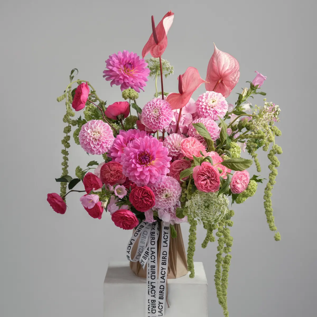 3 неочевидные идеи корпоративных подарков на 8-е марта 🕊️ | Сетка — социальная сеть от hh.ru