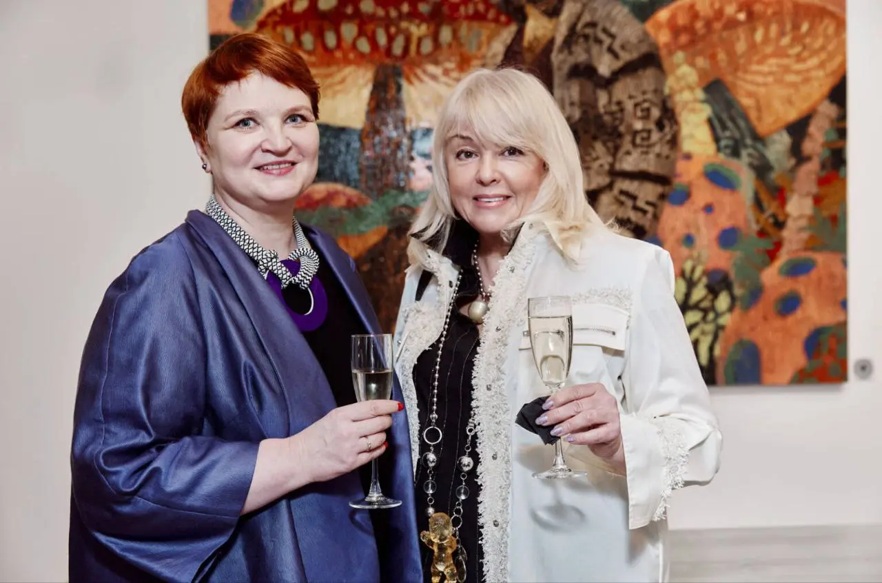 19 декабря журнал WA и Volkhonka Art Project собрали гостей в «Столичной галерее художников», чтобы открыть выставку Fashion in Art, отпраздновать день рождения журнала и представить его зимний номер | Сетка — социальная сеть от hh.ru