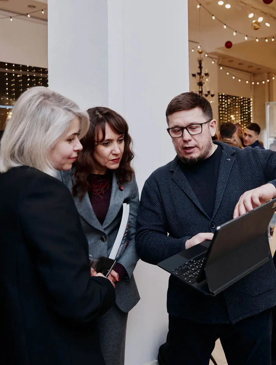 19 декабря журнал WA и Volkhonka Art Project собрали гостей в «Столичной галерее художников», чтобы открыть выставку Fashion in Art, отпраздновать день рождения журнала и представить его зимний номер | Сетка — социальная сеть от hh.ru