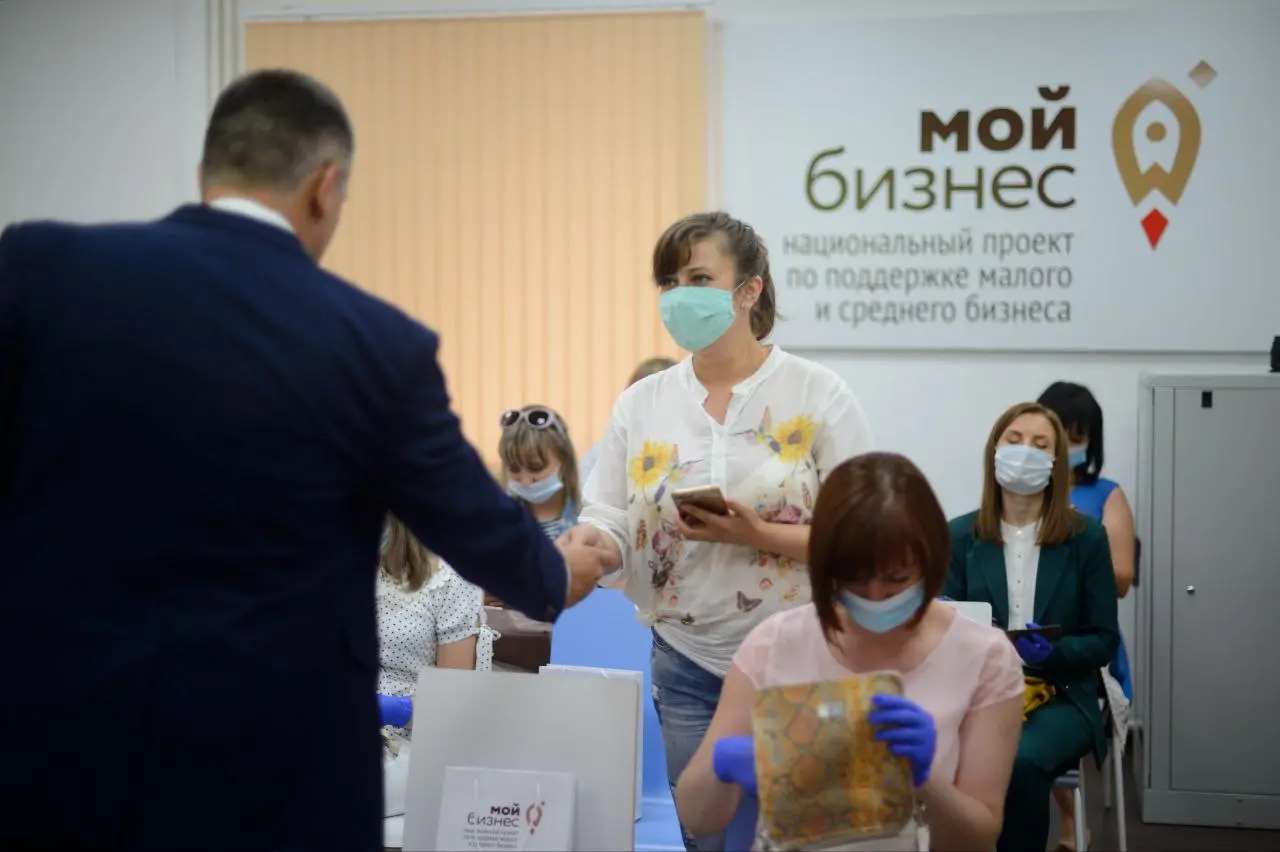 Открыта для отношений
Пишут девушки а соцсетях. В группах психологов читают мантры. И тут ее новый парень просит сделать ему иинет - и на этом открытость отношений заканчивается | Сетка — социальная сеть от hh.ru