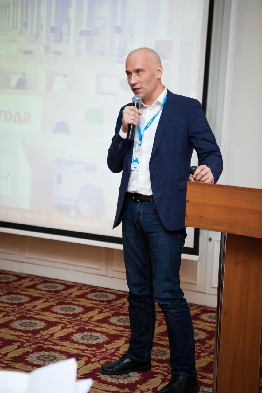 Сначала взрослые говорят "а что, если все с крыши пойдут прыгать - ты тоже прыгнешь?"
А потом в мороз без подготовки и закалки друг за другом в прорубь лезут!
2016й
На одном фото я где-то выступаю, на... | Сетка — социальная сеть от hh.ru