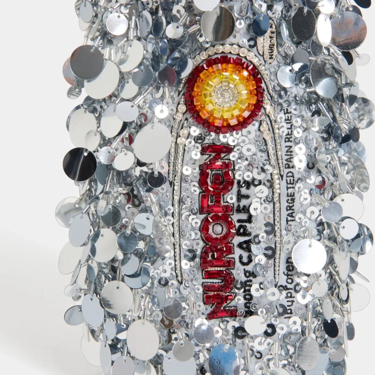 Cумку с логотипом Нурофена выпустила дизайнерша Anya Hindmarch. Цена кусается — £745 фунтов (~78 тысяч рублей).
С таким ценником нужен реальный обезбол. | Сетка — социальная сеть от hh.ru