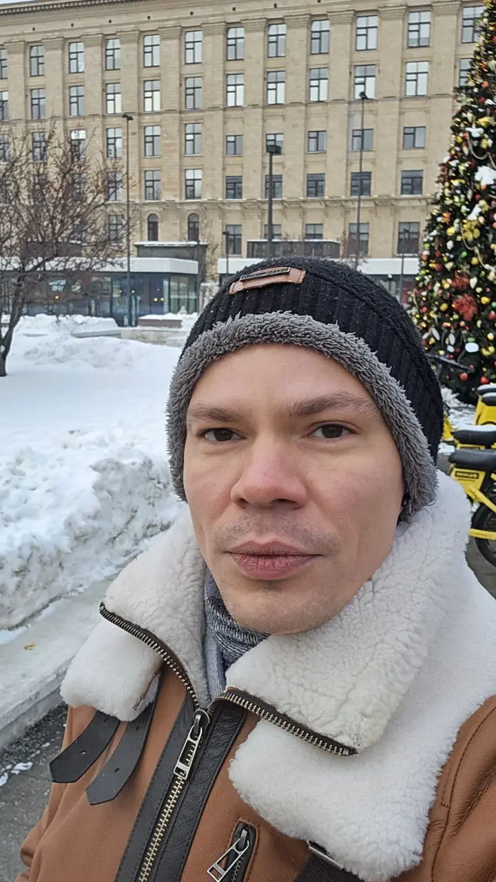 Иду я, значит, по делам. Меня остановили 2 женщины-туристки. Разговорились малость. Они сказали, что я красивый и гламурный. И это при том, что я в шапке! Не врут, значит 😁 | Сетка — социальная сеть от hh.ru