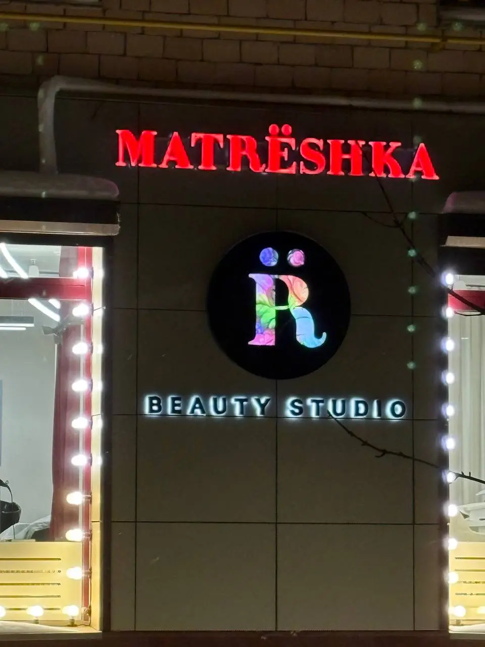 Кириллица + Latin. Запрещенный прием или тренд?
Есть стереотип: хочешь выглядеть «дорого-богато» — пиши на латинице. Хочешь быть «для народа» — бери кириллицу | Сетка — социальная сеть от hh.ru