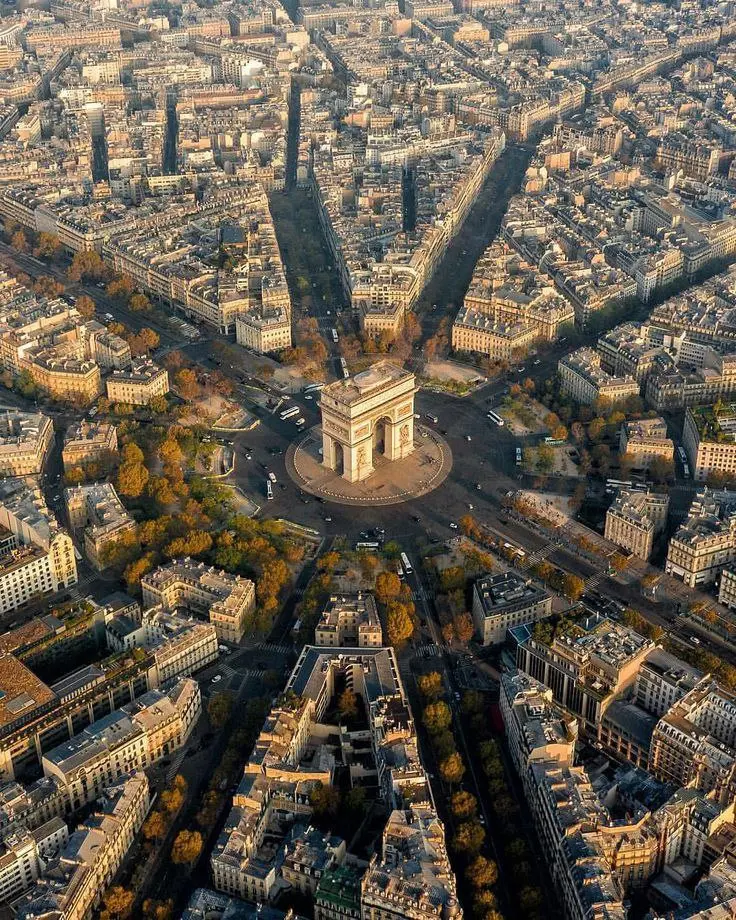 #нейросеть #ai #дизайн #фотография #gpt #sora #промт
Делаем город в стиле "постапокалипсис" 💀
1. Находим фото города или пейзажа в любом ракурсе, заливаем.
2 | Сетка — социальная сеть от hh.ru