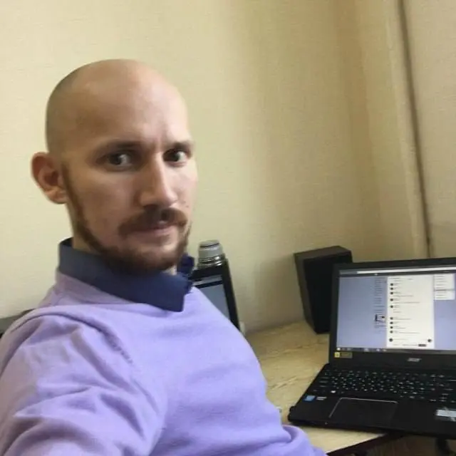 Нашёл в ленте свой 2016 год 🧨
— Так я выглядел: молодой, голодный, с горящими глазами из Екатеринбурга | Сетка — социальная сеть от hh.ru