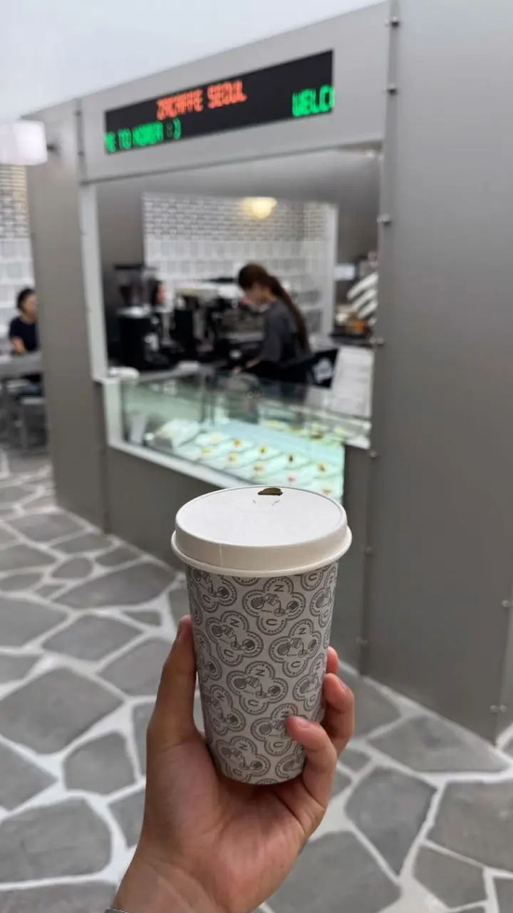 А вы знали, что у ZARA есть свои кофейни?
Zacaffe расположились во флагманских магазинах в Мадриде и в Сеуле. Читала, что ещё одна есть где-то в Китае, но подтверждений не обнаружила | Сетка — социальная сеть от hh.ru