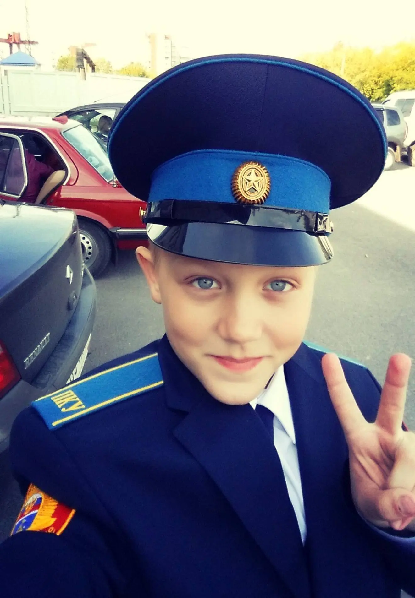 мне нравится тренд с фото из 2016…
в 2016 году я год как учился в кадетке, занимался плаванием, собирал 3D пазлы, смотрел ютуб, пытался научиться играть на гитаре, а приезжая на каникулы, нянчился с с... | Сетка — социальная сеть от hh.ru