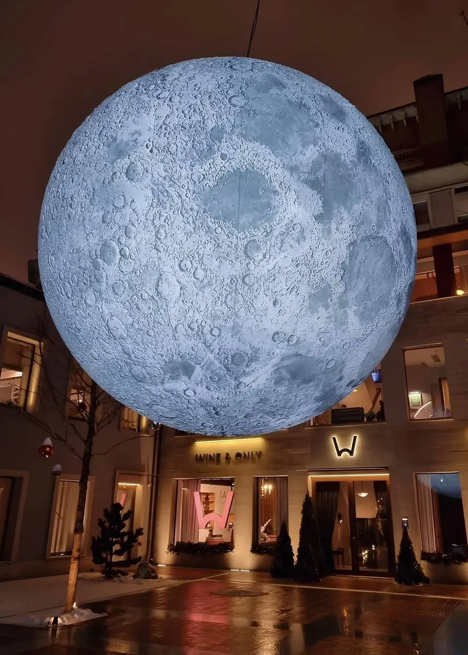 🌒Где можно дотянуться до Луны
Во дворах Вознесенского переулка спряталась впечатляющая декоративная Луна. Каждый вечер она мягко подсвечивается и создает волшебную атмосферу | Сетка — социальная сеть от hh.ru