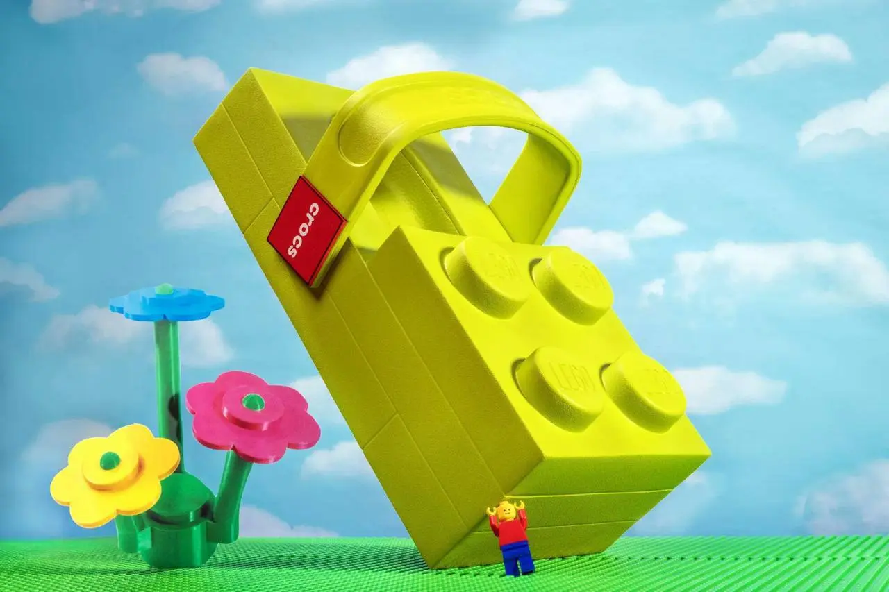 Вау, у Lego и Crocs выйдут шлепки в виде КОНСТРУКТОРА. Официальная дата дропа — 16 февраля, сабо выпустят в желтом и красном цвете, а стоить они будут 150 долларов (11,3 тысячи рублей) | Сетка — социальная сеть от hh.ru