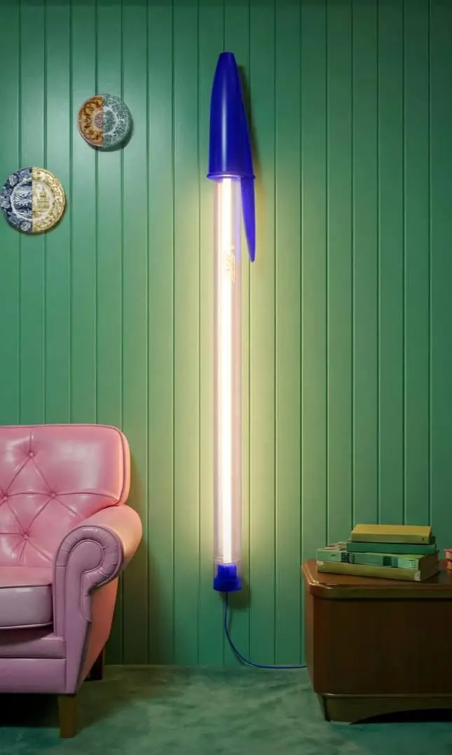 Кстати, к 75-летию BIC Cristal бренд Seletti сделал лампу в виде этой легендарной ручки.
Коллаборацию BIC × Seletti представили на культовой выставке Maison&Objet 2026 | Сетка — социальная сеть от hh.ru