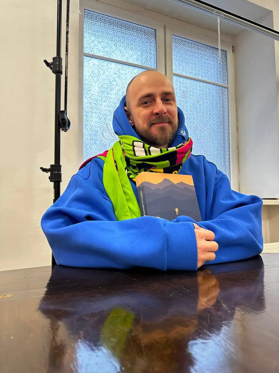 Задарили подарками. Мерч подарила Юля вернувшись с мультибрендинга. Шарфик от Creative people подарила Даша. А книгу Олега Чегодаева получил через руки Юли и Влада Деревянных. | Сетка — социальная сеть от hh.ru