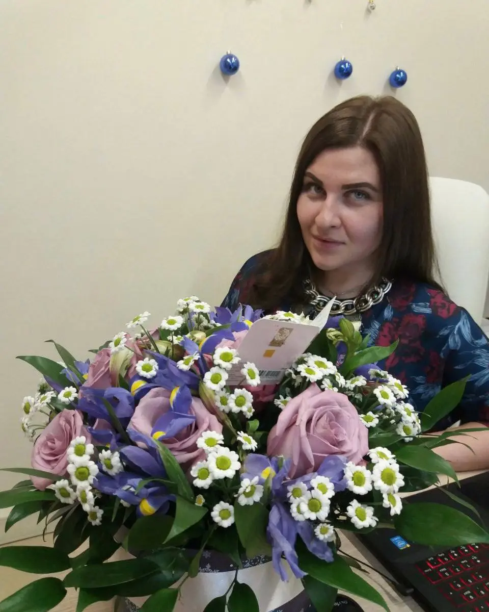 Если бы вы увидели меня в 2016 году, то не узнали. Мне 27 лет, я только пришла в Сидорин Лаб на должность аккаунт-менеджера. Покупаю квартиру в ипотеку и много времени провожу с близкими | Сетка — социальная сеть от hh.ru