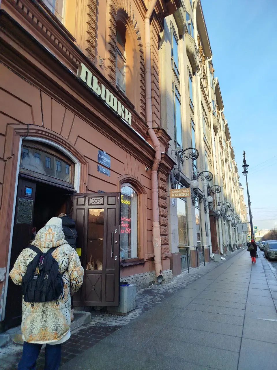 Хочу поделиться еще одним интересным местом Петербурга, где можно перекусить и окунуться в атмосферу СССР. Мне о нем рассказал брат, когда приезжал в гости | Сетка — социальная сеть от hh.ru