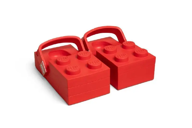 LEGO и Crocs запустили долгосрочное партнёрство, первым совместным продуктом которого стали сабо Brick Clog, выполненные в форме знаменитого LEGO-кубика | Сетка — социальная сеть от hh.ru