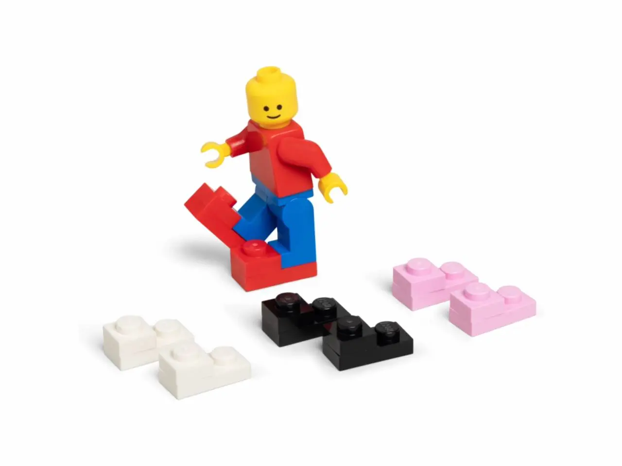 LEGO и Crocs запустили долгосрочное партнёрство, первым совместным продуктом которого стали сабо Brick Clog, выполненные в форме знаменитого LEGO-кубика | Сетка — социальная сеть от hh.ru