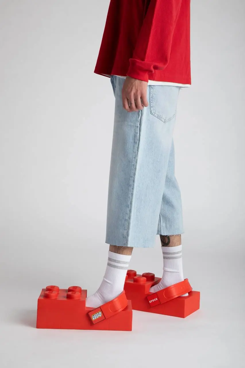 LEGO и Crocs запустили долгосрочное партнёрство, первым совместным продуктом которого стали сабо Brick Clog, выполненные в форме знаменитого LEGO-кубика | Сетка — социальная сеть от hh.ru