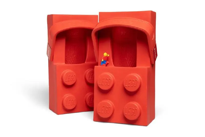 LEGO и Crocs запустили долгосрочное партнёрство, первым совместным продуктом которого стали сабо Brick Clog, выполненные в форме знаменитого LEGO-кубика | Сетка — социальная сеть от hh.ru