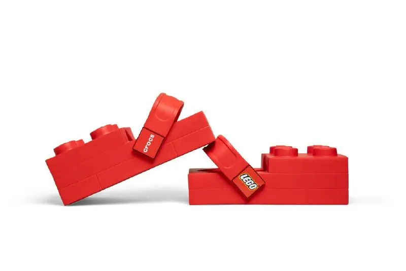 LEGO и Crocs запустили долгосрочное партнёрство, первым совместным продуктом которого стали сабо Brick Clog, выполненные в форме знаменитого LEGO-кубика | Сетка — социальная сеть от hh.ru