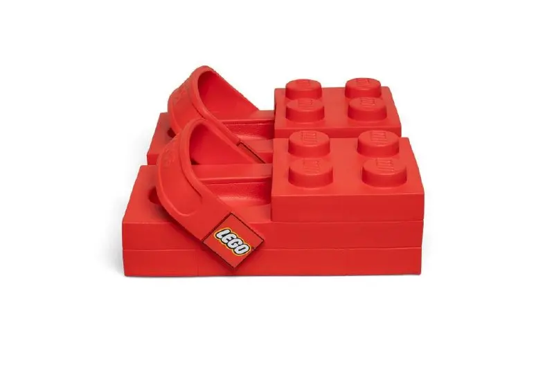 LEGO и Crocs запустили долгосрочное партнёрство, первым совместным продуктом которого стали сабо Brick Clog, выполненные в форме знаменитого LEGO-кубика | Сетка — социальная сеть от hh.ru