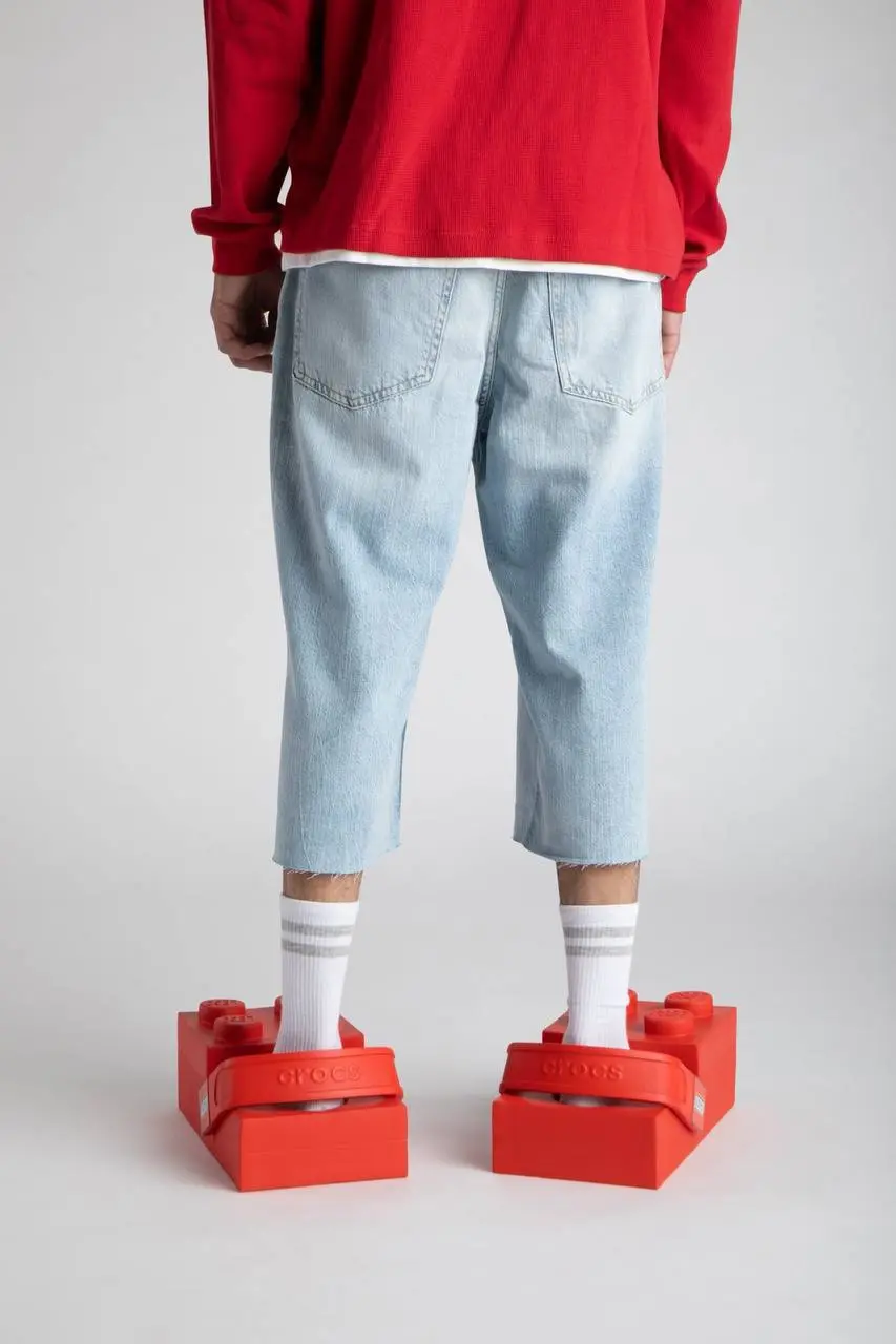 LEGO и Crocs запустили долгосрочное партнёрство, первым совместным продуктом которого стали сабо Brick Clog, выполненные в форме знаменитого LEGO-кубика | Сетка — социальная сеть от hh.ru