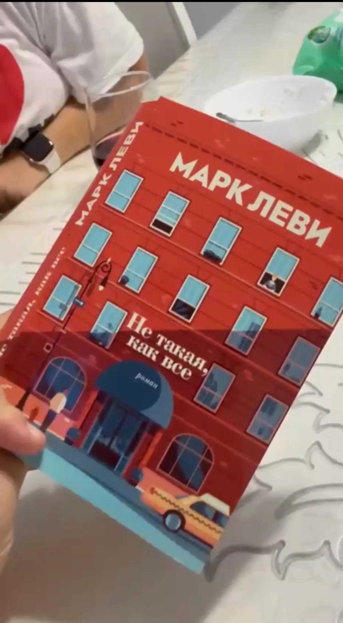 День получился без чёткого сюжета, но с кучей сцен))
С утра врываешься в задачи на бодрячке, потом прыгаешь между чатами, кабинетами, крео и звонками… А под вечер ловишь себя на мысли: вроде не сидел ... | Сетка — социальная сеть от hh.ru