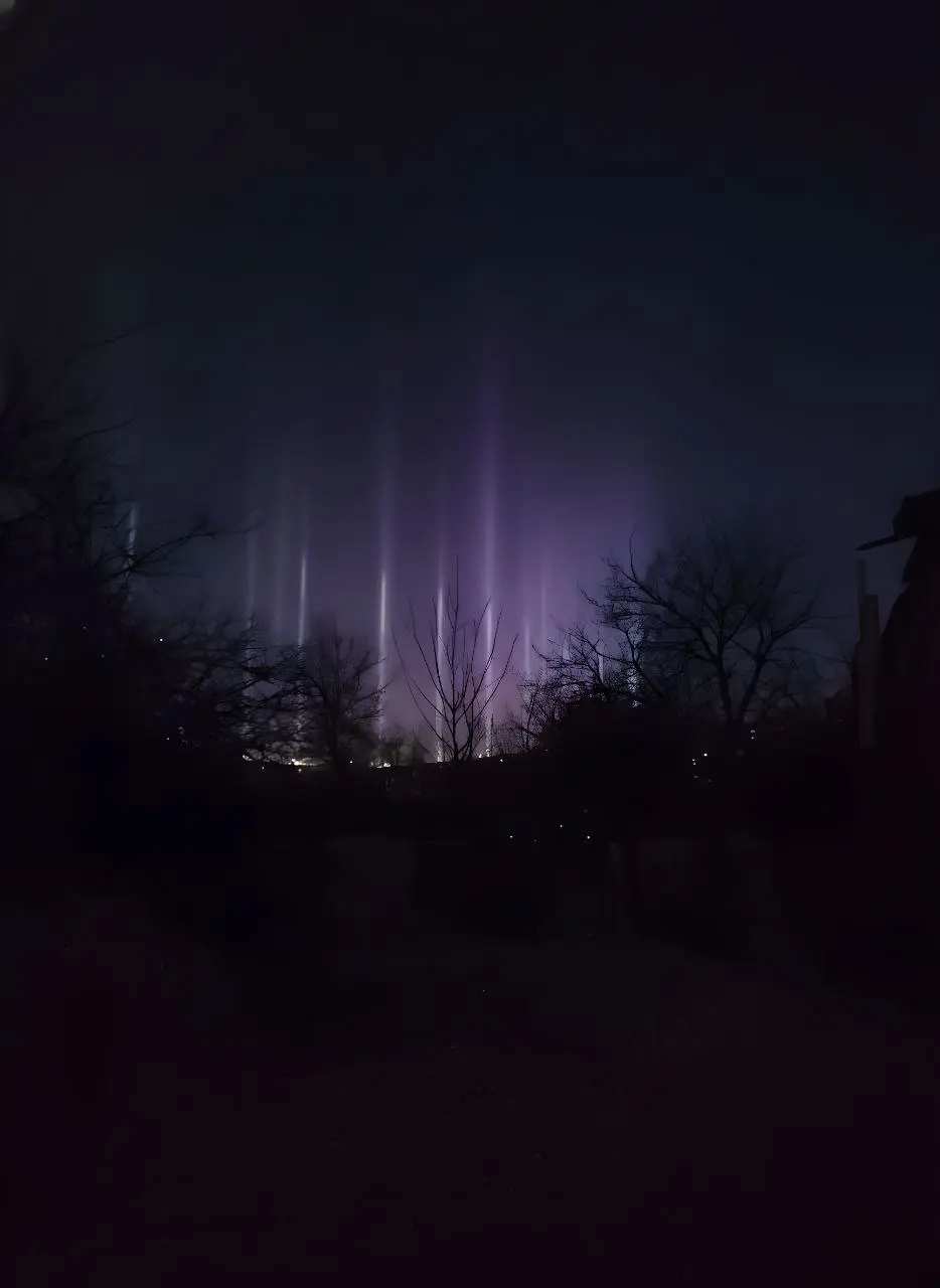 Сегодня под утро наблюдал вот такую красоту!
На улице был калатун бабай. Минус 23 градуса в 6 утра на термометре 🥶
Никогда раньше не видел световые столбы. Очень красиво и необычно. | Сетка — социальная сеть от hh.ru