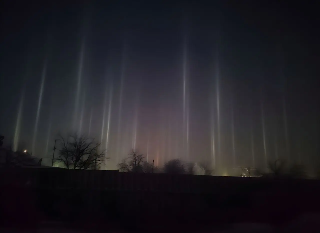 Сегодня под утро наблюдал вот такую красоту!
На улице был калатун бабай. Минус 23 градуса в 6 утра на термометре 🥶
Никогда раньше не видел световые столбы. Очень красиво и необычно. | Сетка — социальная сеть от hh.ru