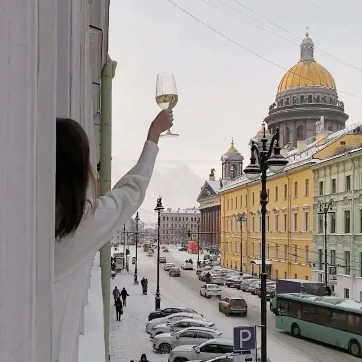 Уезжайте из Питера. Я серьезно.
...если тусуетесь только на Невском проспекте и ничего не знаете кроме Эрмитажа и Дворцовой площади | Сетка — социальная сеть от hh.ru