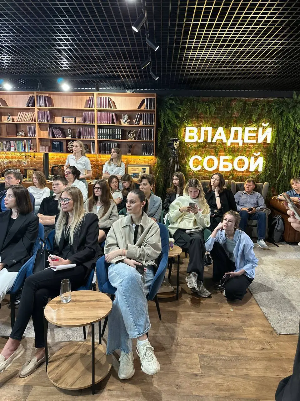 Как вообще выжить маркетингу, когда реклама дорожает быстрее выручки.
Эта мысль не отпускает меня уже несколько дней — особенно сейчас, когда готовлюсь к завтрашнему митапу.
У меня коммуналка на 40 кв | Сетка — социальная сеть от hh.ru