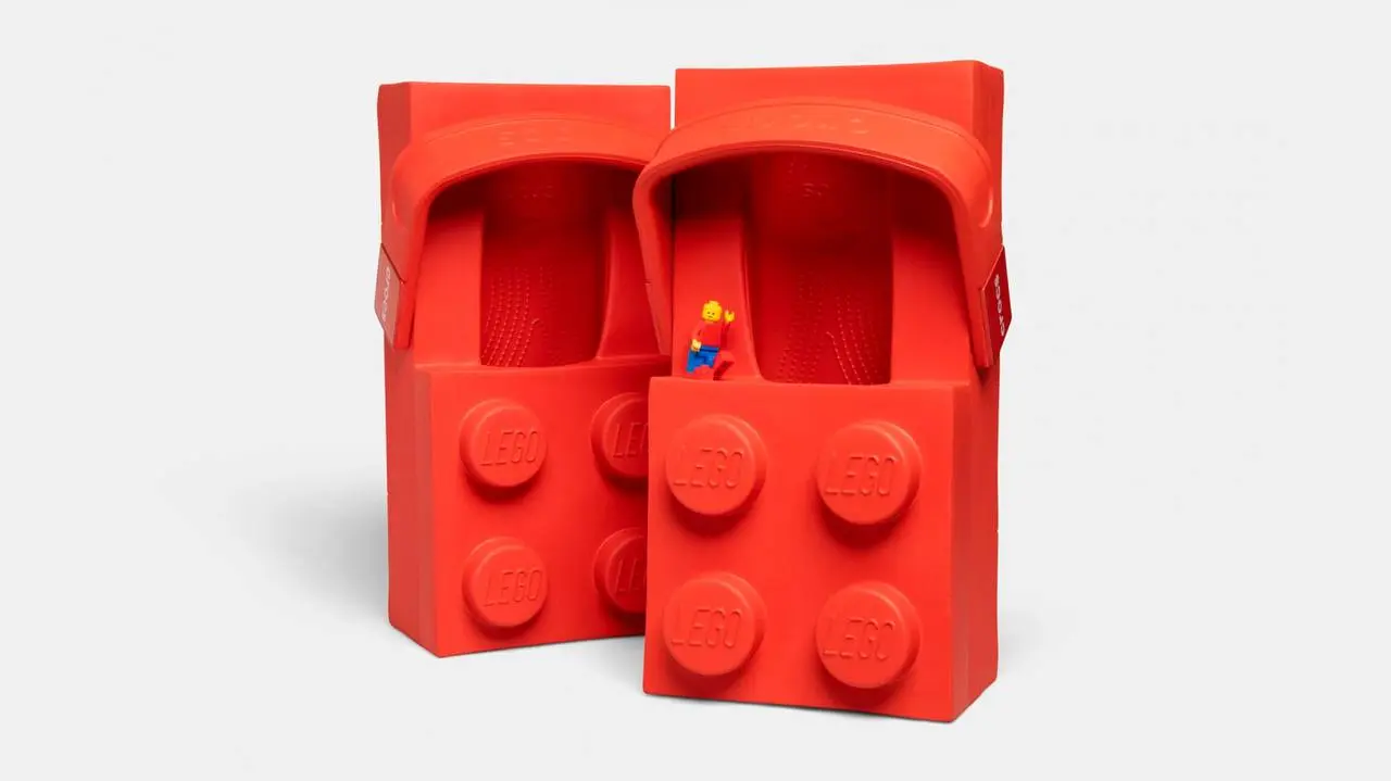 Lego и Crocs стали партнёрами и выпустили пару обуви в форме гигантских кубиков
Lego Brick Clog выполнены в ярко-красном цвете и повторяют пропорции классического кубика Lego формата два на четыре | Сетка — социальная сеть от hh.ru