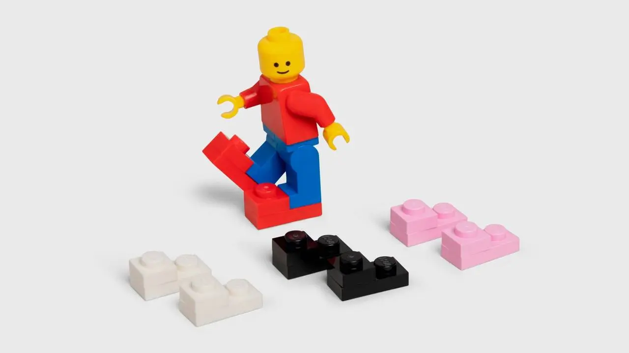 Lego и Crocs стали партнёрами и выпустили пару обуви в форме гигантских кубиков
Lego Brick Clog выполнены в ярко-красном цвете и повторяют пропорции классического кубика Lego формата два на четыре | Сетка — социальная сеть от hh.ru