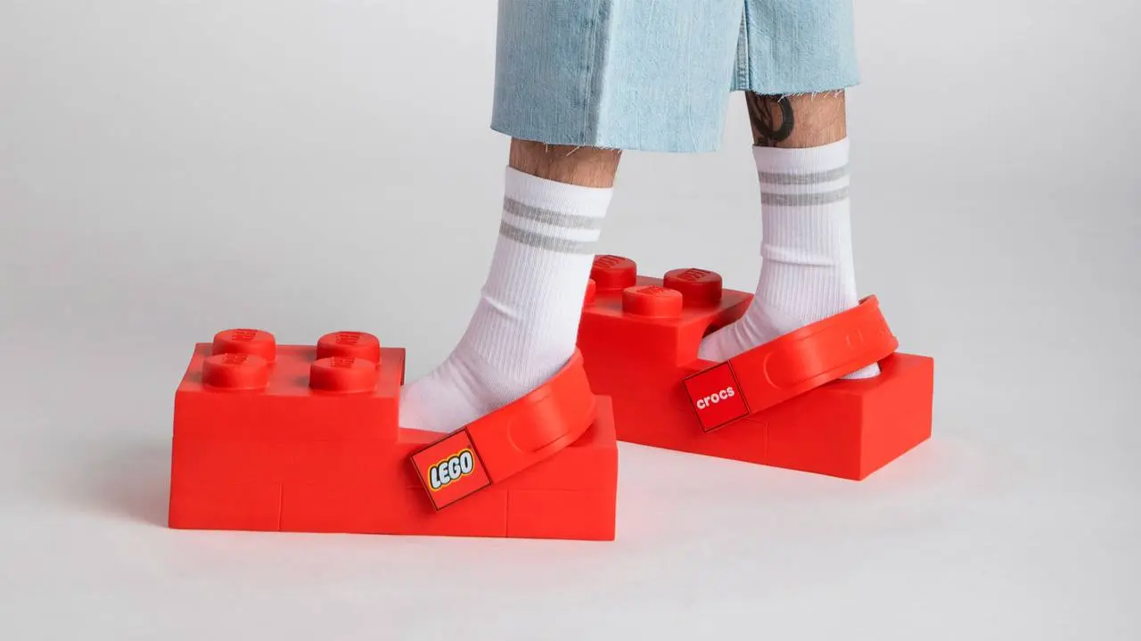 Lego и Crocs стали партнёрами и выпустили пару обуви в форме гигантских кубиков
Lego Brick Clog выполнены в ярко-красном цвете и повторяют пропорции классического кубика Lego формата два на четыре | Сетка — социальная сеть от hh.ru