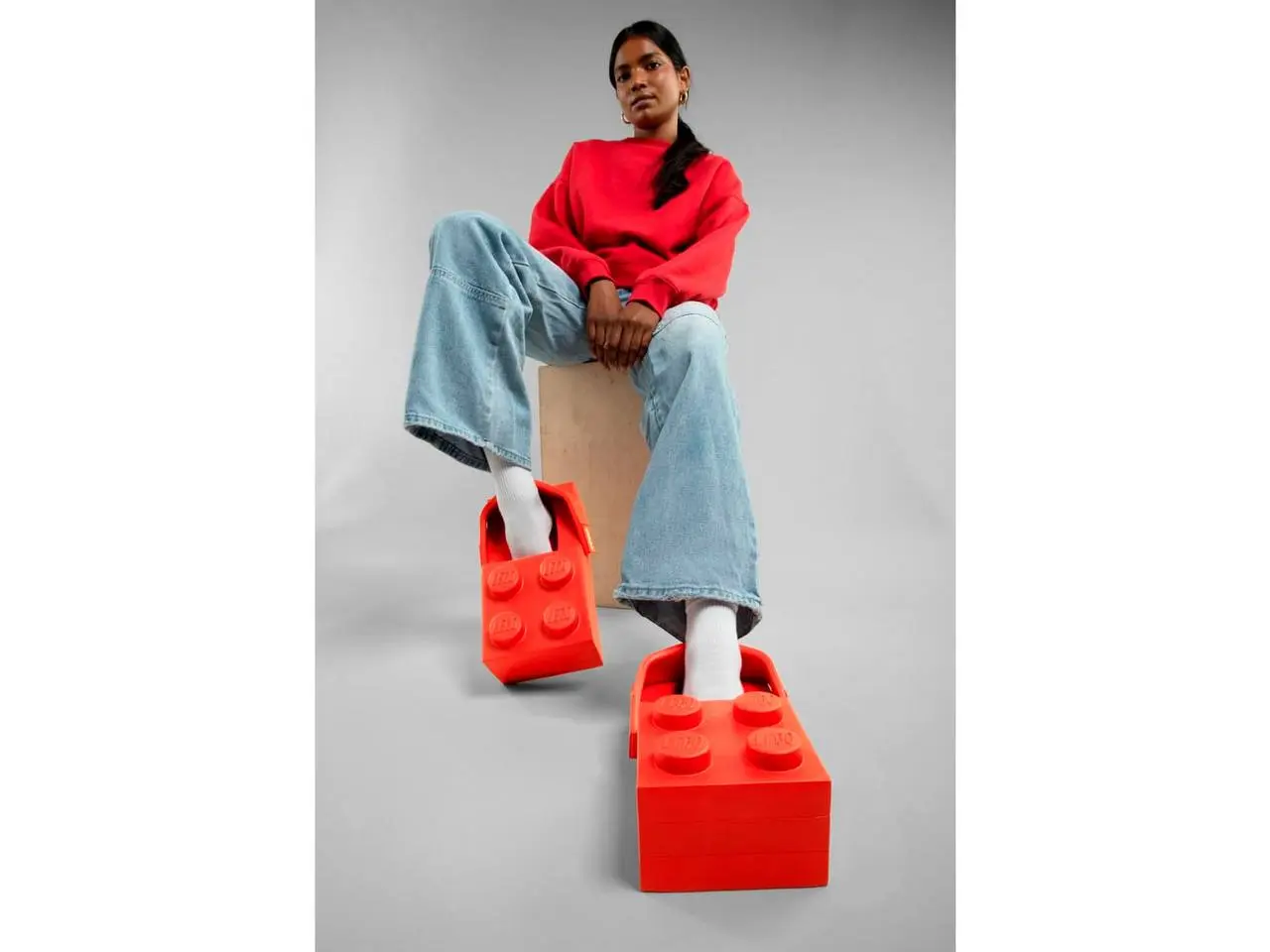Lego и Crocs стали партнёрами и выпустили пару обуви в форме гигантских кубиков
Lego Brick Clog выполнены в ярко-красном цвете и повторяют пропорции классического кубика Lego формата два на четыре | Сетка — социальная сеть от hh.ru