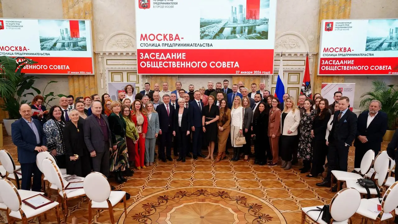 Вчера я был на мероприятии в правительстве Москвы. Все было пафосно и серьезно, мраморный зал. Рядом со мной сидел мужчина. Я тыкал в телефон, смотрел арт-объекты, которые делают мои знакомые в Питере | Сетка — социальная сеть от hh.ru