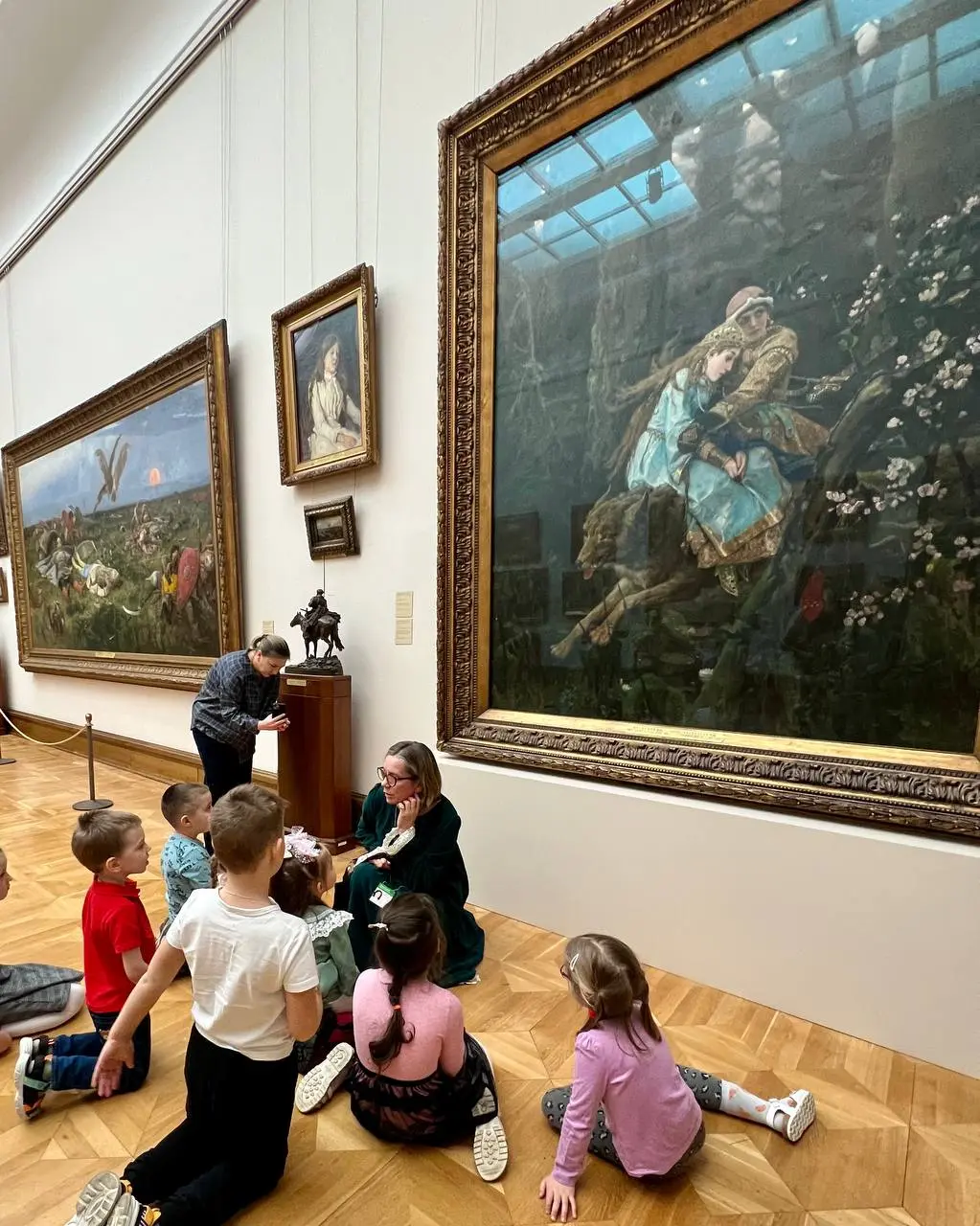 Мы сегодня окультурились🎨
Ходили на экскурсию в Третьяковскую галерею. Там есть прям для детей 5-6 лет
Очень понравилось | Сетка — социальная сеть от hh.ru
