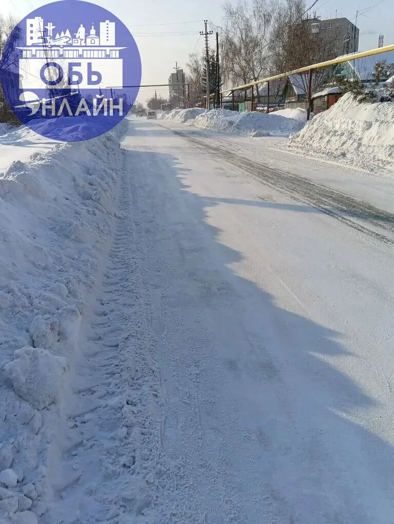 ↗ Доброе утро, по улице Вокзальная, в сторону жд очень опасно ходить, машины едут под мост и обратно, а пешеходам даже некуда в сторону отойти, на обочинах снег, высотой больше метра, когда будет убра... | Сетка — социальная сеть от hh.ru