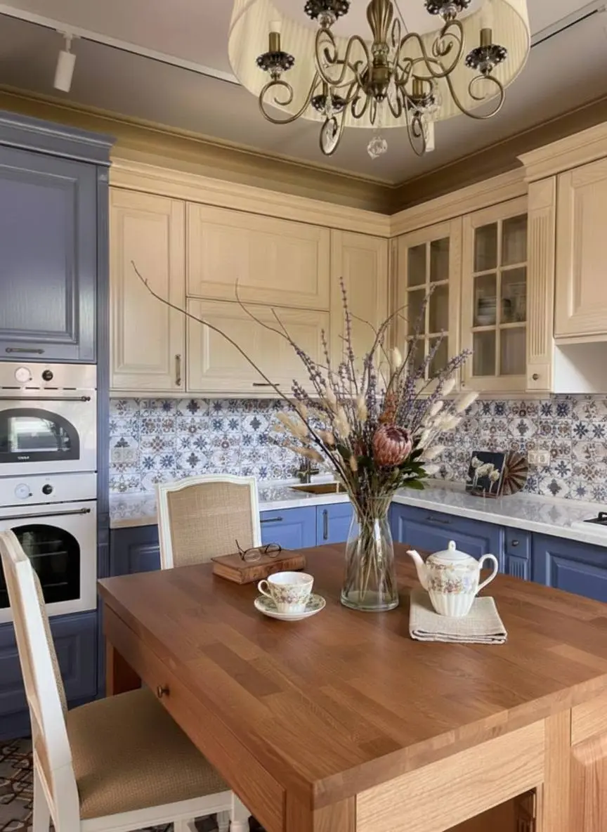 Тренд на стерильный минимализм сдает позиции.
В соцсетях всё чаще говорят, что люди устали от интерьеров, где каждая не на своём месте вещь сразу создаёт ощущение беспорядка | Сетка — социальная сеть от hh.ru