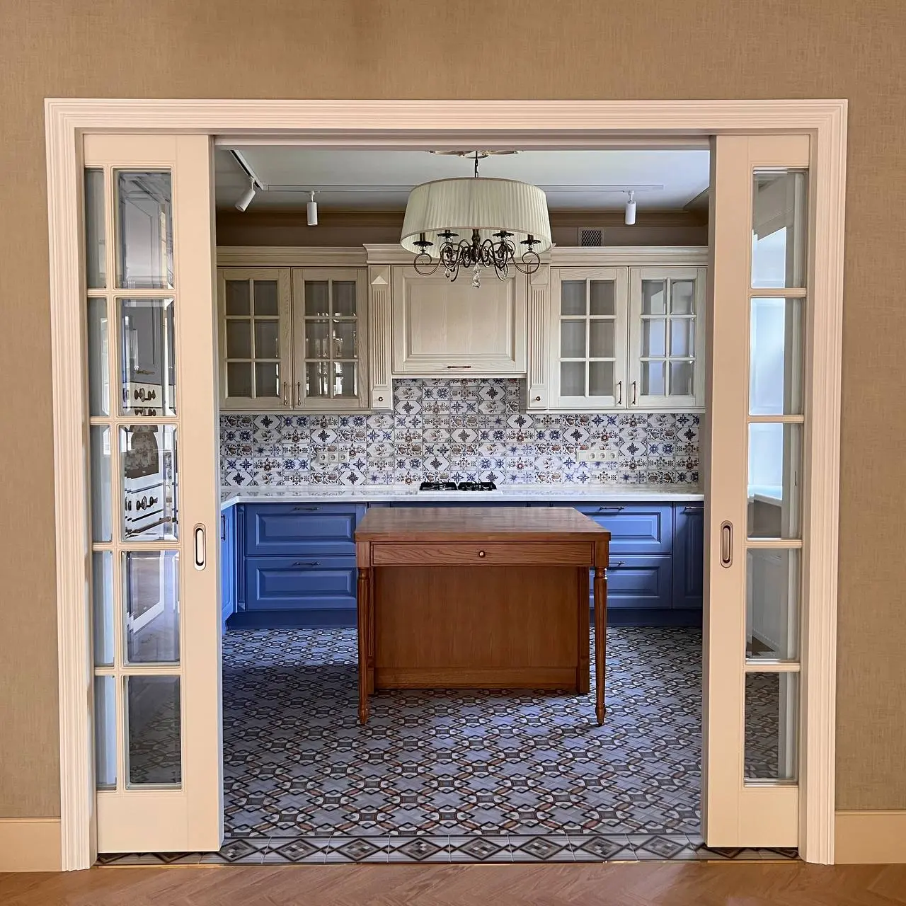 На этих архивных фотографиях интерьер ещё пуст — нет мебели, декора, светильников. Но атмосфера уюта уже чувствуется. Всё благодаря тщательной работе с материалами, цветом и светом | Сетка — социальная сеть от hh.ru