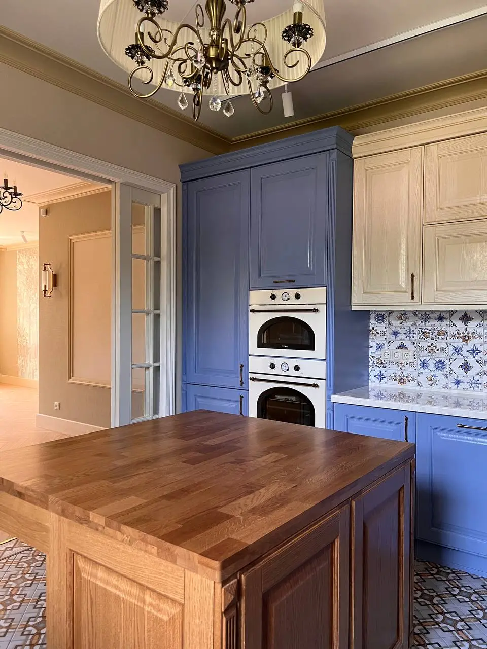 На этих архивных фотографиях интерьер ещё пуст — нет мебели, декора, светильников. Но атмосфера уюта уже чувствуется. Всё благодаря тщательной работе с материалами, цветом и светом | Сетка — социальная сеть от hh.ru